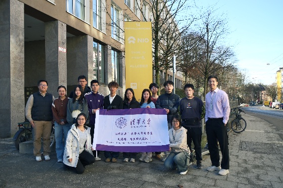一群人站在建筑旁边 AI 生成的内容可能不正确。